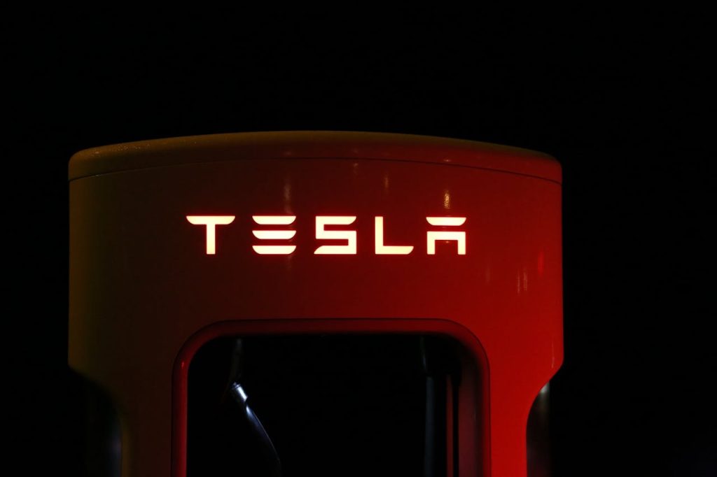 De wereld van elektrisch laden verandert snel. Steeds meer mensen kiezen voor een elektrische auto en de infrastructuur groeit mee. In deze blog bespreken we de nieuwste trends. Een belangrijke ontwikkeling is de charge, die steeds toegankelijker wordt. Dit maakt het voor iedereen eenvoudiger om de overstap naar elektrisch rijden te maken. Het is niet langer alleen voor de vroege adopters, maar voor een breed publiek. Mensen zijn steeds meer geïnteresseerd in de voordelen van elektrisch rijden, zoals lagere brandstofkosten en vermindering van de uitstoot. Innovaties in laadtechnologie Technologieën verbeteren constant. Snelladers zijn nu krachtiger en efficiënter. Hierdoor kan je je auto in korte tijd opladen. Daarnaast komen er meer innovatieve oplossingen op de markt om aan de groeiende vraag te voldoen. Denk hierbij aan een gratis laadpaal voor thuis, wat het gebruik van elektrische voertuigen nog aantrekkelijker maakt. Dit soort laadpalen zijn simpel te installeren en zorgen voor het gemak dat je jouw auto gewoon thuis kunt opladen. Verder zijn er mobiele laadoplossingen ontwikkeld die het mogelijk maken om je auto overal op te laden, zelfs op plekken waar geen vaste laadpaal aanwezig is. Het gebruik van slimme laders die zich aanpassen aan de energieprijzen en netbelasting is eveneens aan de orde. Dit laat zien dat de technologie om elektrisch laden eenvoudiger en efficiënter te maken, volop in ontwikkeling is. Duurzaamheid en milieu Duurzaamheid is cruciaal in de hedendaagse samenleving. Elektrisch laden speelt een belangrijke rol in de transitie naar een schoner milieu. Dit maakt het van groot belang om te investeren in groene energie. Het streven naar een lagere ecologische voetafdruk is iets waar velen zich voor inzetten. Het combineren van je laadpaal met zonnepanelen wordt steeds gebruikelijker. Deze combinatie zorgt ervoor dat je niet alleen groen rijdt, maar ook de energie die je gebruikt zelf kunt opwekken. De voordelen zijn duidelijk: lagere energiekosten en een duurzame bron van elektriciteit. Door te kiezen voor deze oplossingen kunnen huishoudens nog meer bijdragen aan een beter milieu. Het is fijn om te weten dat het voor steeds meer mensen haalbaar wordt om een actieve bijdrage te leveren aan de verduurzaming van onze wereld. Toekomstige ontwikkelingen Kijkend naar de toekomst, zullen er nog veel meer innovaties volgen. Laadstations zullen slimmer worden en integreren met slimme netwerken. Dit biedt talloze mogelijkheden voor elektrische rijders. Denk aan systemen die gebruik maken van kunstmatige intelligentie om de laadcapaciteit te optimaliseren. Bovendien kunnen deze netwerken zorgen voor een betere verdeling van energiebronnen, wat de beschikbaarheid van stroom voor iedereen ten goede komt. De verwachting is dat er meer aandacht zal zijn voor het ontwikkelen van laadstations op strategische locaties, zoals bij supermarkten en winkelcentra. Hierdoor wordt het voor mensen nog eenvoudiger om een laadpaal te vinden tijdens hun dagelijkse routine. De ontwikkelingen op dit gebied gaan razendsnel, en het is spannend te bedenken wat de komende jaren voor ons in petto hebben. Met al deze innovaties en de voortdurende groei van de elektrische rijder zal de ervaring van elektrisch laden steeds gebruiksvriendelijker worden. Je kunt nu al genieten van de voordelen, en het lijkt erop dat dit alleen maar beter zal worden. Blijf nieuwsgierig naar wat de toekomst brengt in de wereld van elektrisch laden en laat je inspireren door de vele mogelijkheden die voor ons liggen.