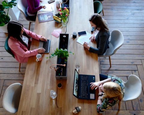 Hoe multifunctionele meubels bijdragen aan een opgeruimd kantoor
