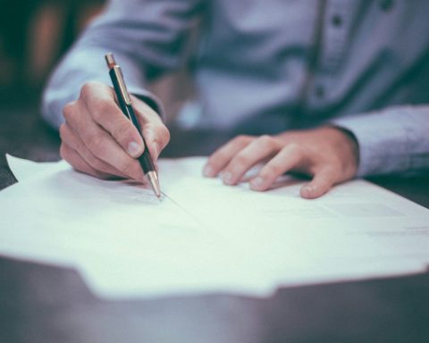 Het einde van een formele brief: zo sluit je correct en modern af
